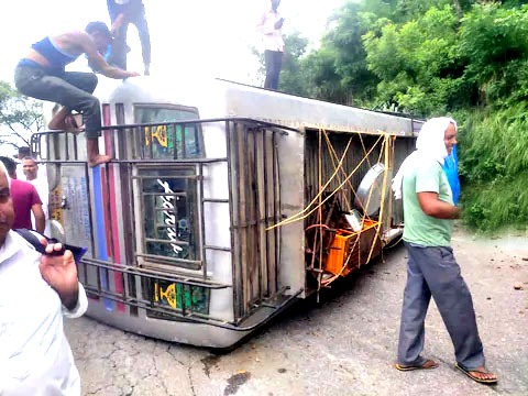 Big Accident In Una, Bus Full Of Devotees Overturned