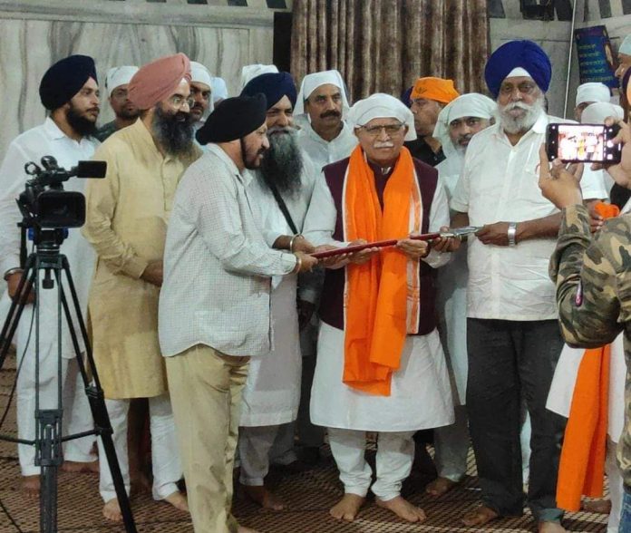 CM Manohar Lal lays his head at Gurdwara Manji Sahib