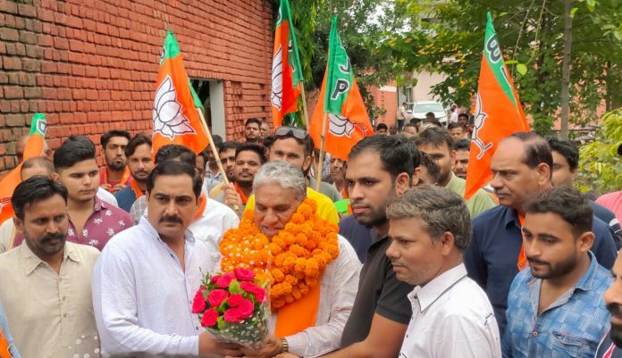 Rajya Sabha MP Krishan Lal Panwar planted saplings in village Shaudapur