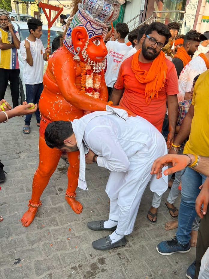 Gaurav Padla flagged off Shobha Yatra on account of Dussehra festival