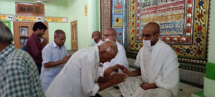 Modath Muni and Mukesh Muni Maharaj have been doing penance since last 57 days in Digambar Jain Sabha of Karnal