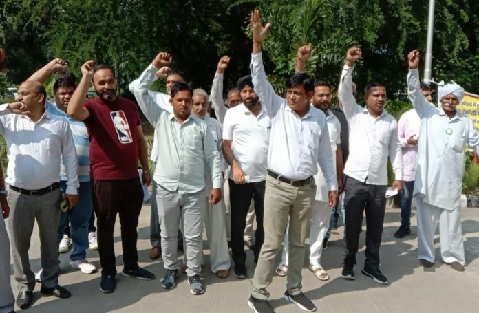 Panipat News/Violent protest outside Country and Town Planning Office Chandigarh against DTP officers and Ansal owners