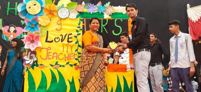 Teacher's day celebrated with pomp by students in Krishna Vidya Mandir School