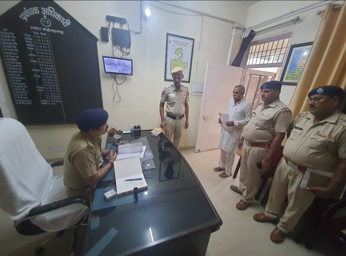 Superintendent Vikrant Bhushan listened to the complaints of the people ASP Siddhant Jain was also present