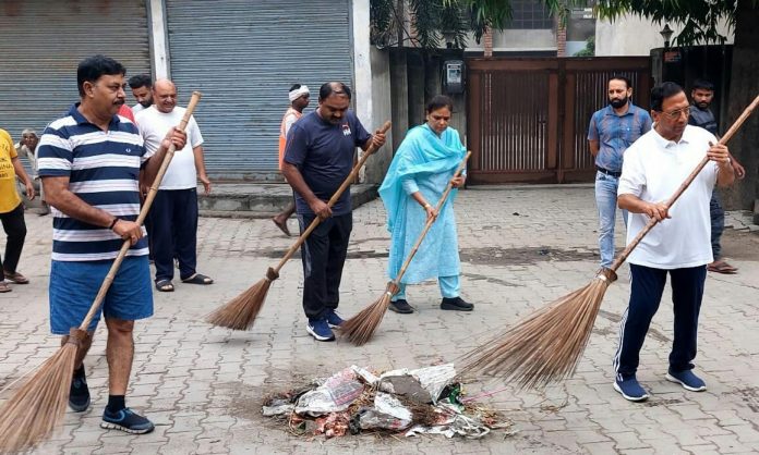 MLA Vij and BJP District President started the cleanliness drive