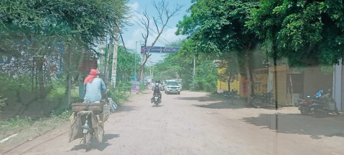 The work of the road to be built with Rs.1.25 crore got stuck due to lack of funds for about one and a half months