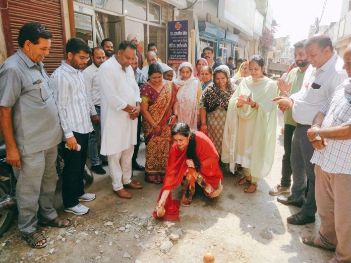 Mayor Renu Bala Gupta started the construction work of streets