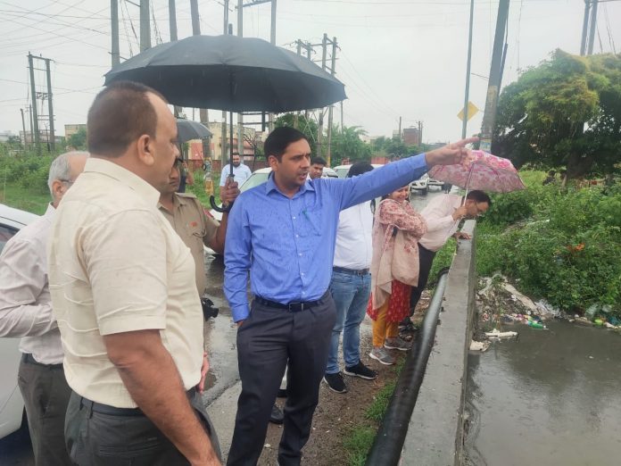 Commissioner Ajay Singh Tomar took command in the rain