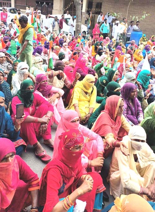 MNREGA workers from across the state reached Karnal to surround CM's residence