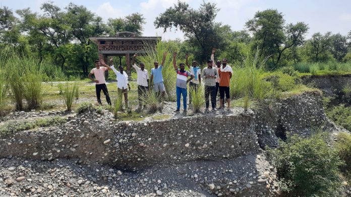 Mining mafia dug the land of Panchayati and cremation ground