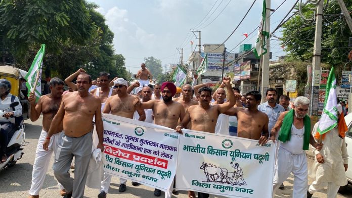 Farmers demonstrated half-naked outside the secretariat
