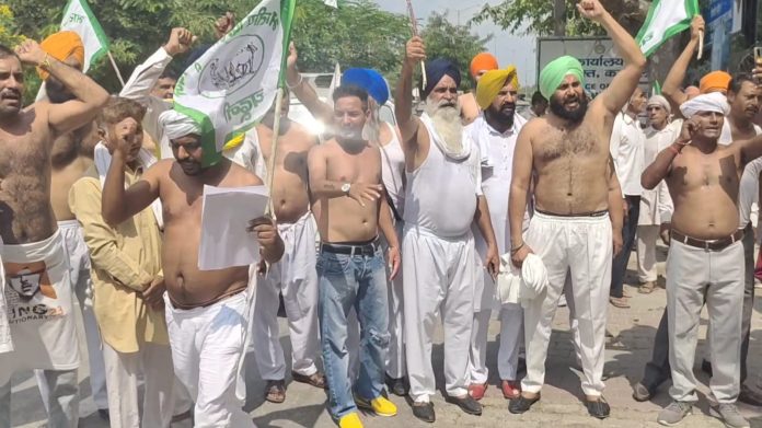 Farmers Demonstrated By Reaching Karnal District Secretariat