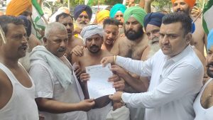 Farmers Demonstrated By Reaching Karnal District Secretariat