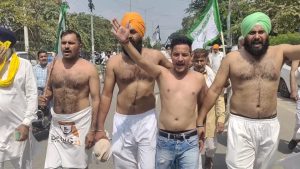 Farmers Demonstrated By Reaching Karnal District Secretariat