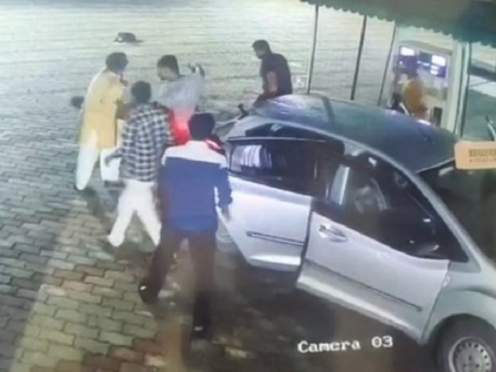 Car riding youths looted 20 thousand rupees from petrol pump
