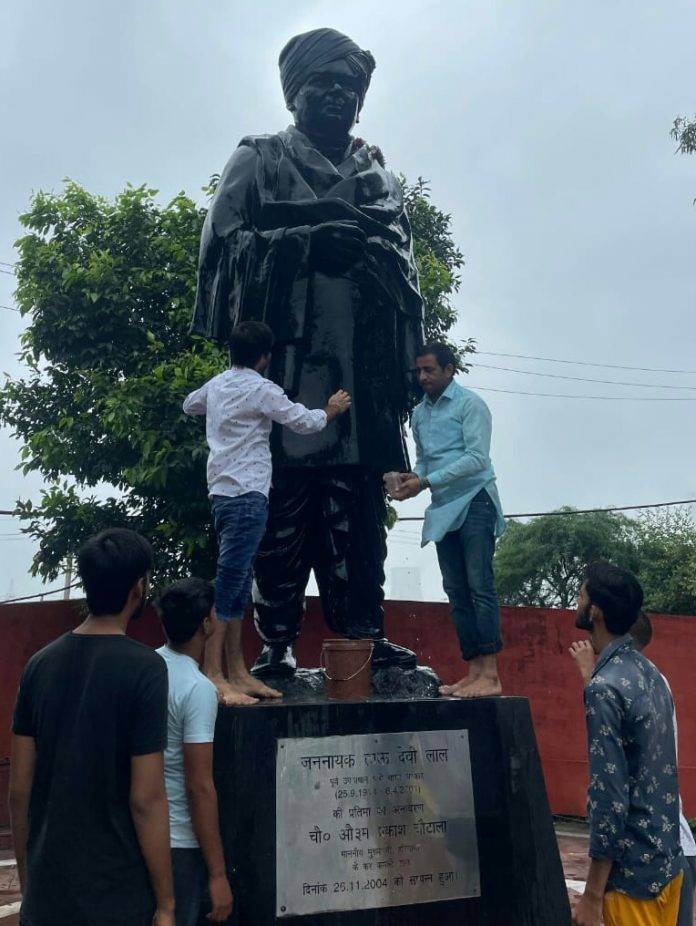 INSO student leaders cleaned the statue of Tau Devi Lal