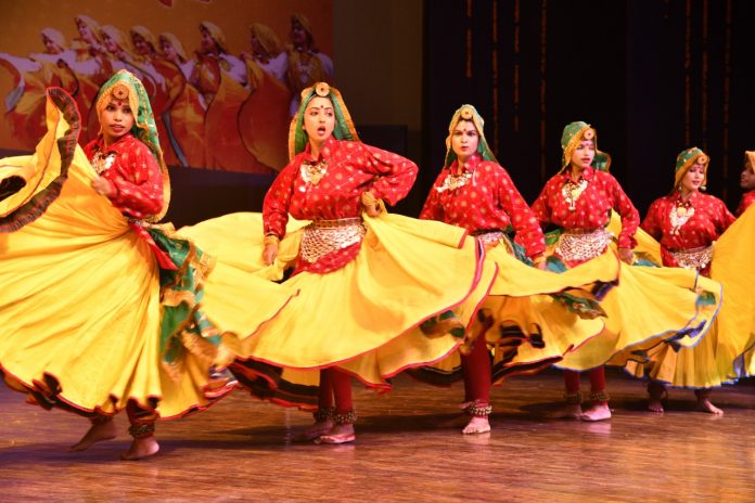 Audience dancing on the folk traditional songs of Haryana in Ratnavali