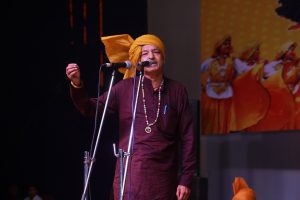 Audience dancing on the folk traditional songs of Haryana in Ratnavali