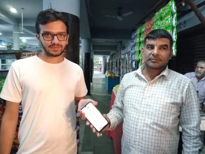 Showed honesty by returning the mobile phone