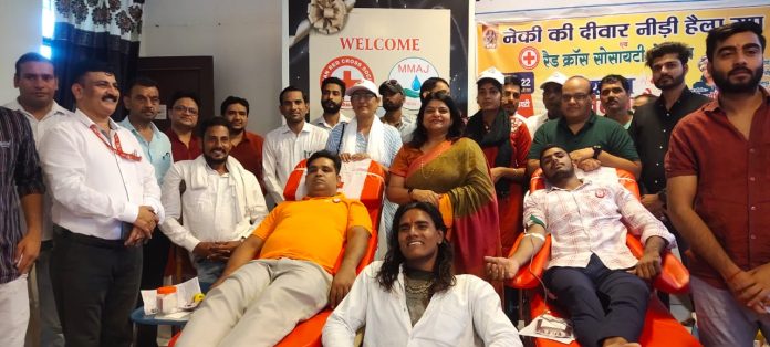 Dr. Jyoti Abhir launches blood donation camp with badges on blood donors