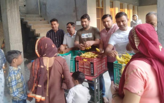 Panipat News/On the occasion of Navratri Vrindavan Trust distributed fruit offerings to the devotees in the ancient Devi temple Panipat