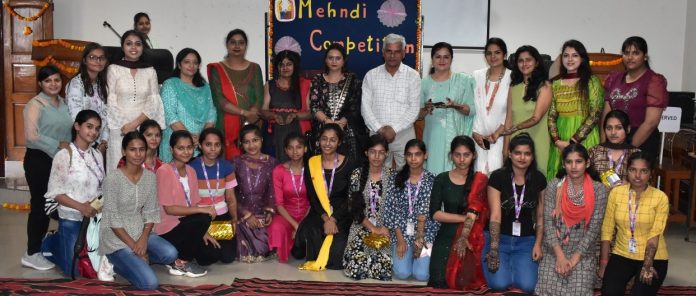 Panipat News/Annu and Sonali won first prize in mehndi competition