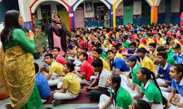 Panipat News/District BJP President Dr. Archana Gupta interacted with school children to adopt Swadeshi