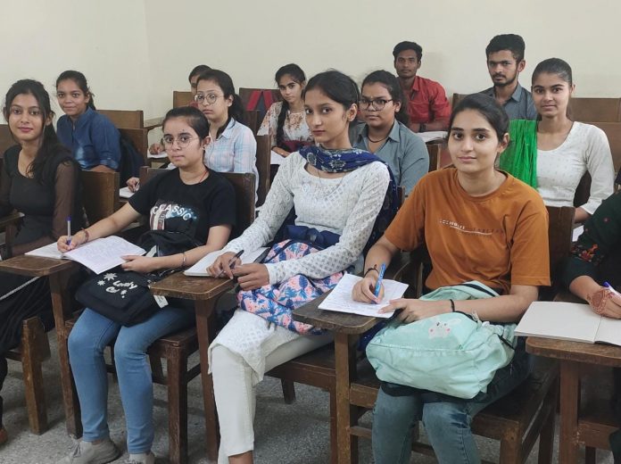 Panipat news/Organizing quiz in IB PG College
