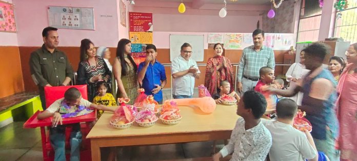 Panipat News/DC celebrated Diwali with children at Child Labor Rehabilitation Center and Mother Teresa Home in Sector 11-12