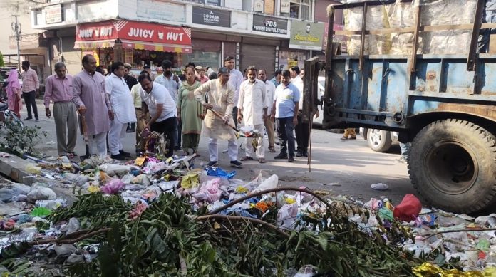 To clean the city the mayor himself lifted the belt and lifted the garbage