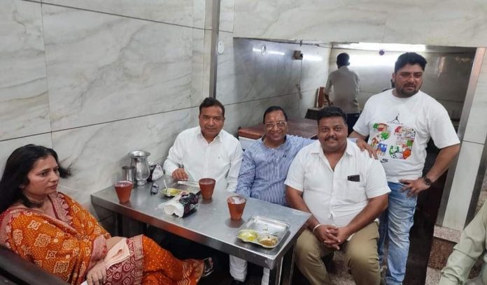 Panipat News/Urban MLA Vij and DC Sushil Sarwan tasted lassi along with puri and Sabji at Satto Chaat Bhandar