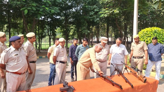 Panipat News/Salute the martyrdom of immortal martyrs by putting up an exhibition of weapons