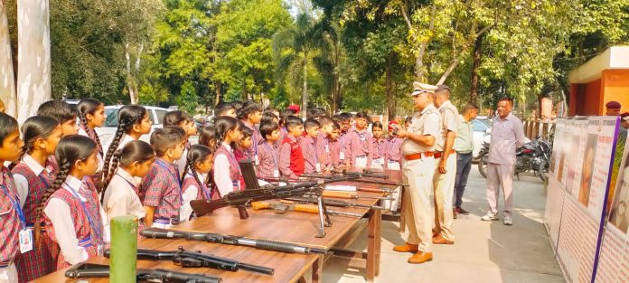Children of DAV Police Public School saw the exhibition of weapons