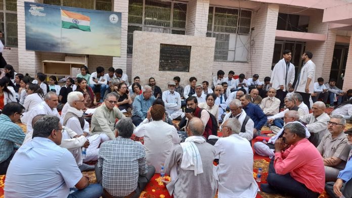 Prominent citizens of Rohtak staged a protest along with the students of PGIMS