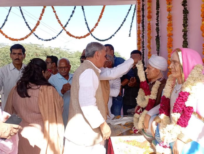 Union Minister Rao Inderjit Singh unveiled the statue of freedom fighter Shyoram Yadav