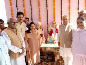 Union Minister Rao Inderjit Singh unveiled the statue of freedom fighter Shyoram Yadav