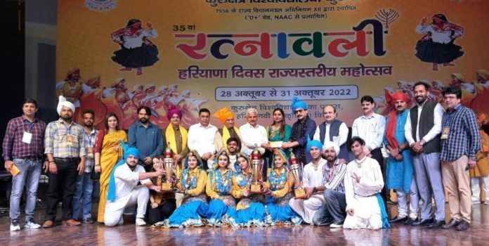 Panipat News/The participants of Arya College created history by winning the overall trophy award for the fifth time in Ratnavali Mahotsav.