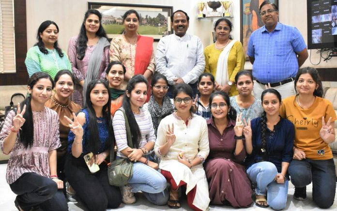Panipat News/Arya College's Simran Garg first in the merit list of KUK