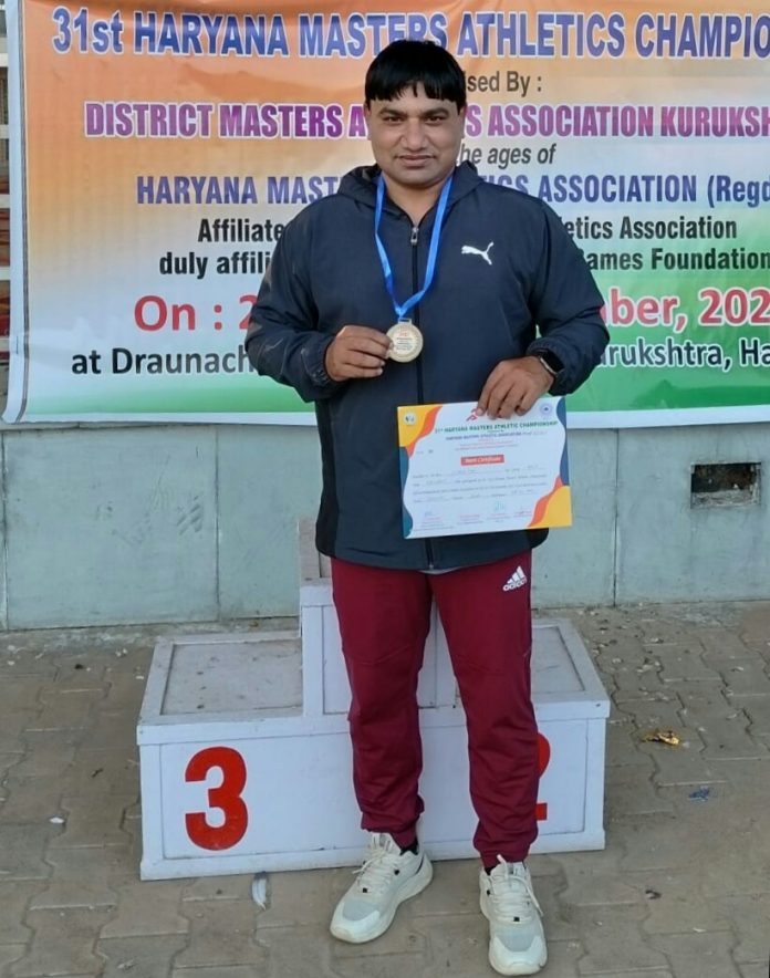 Panipat News/Vijay Gahalyan won silver medal in javelin throw competition in 31st Haryana Master Athletics Championship