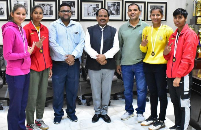 Panipat News/Players of Arya Post Graduate College got third position in state level volleyball competition Panipat News/Players of Arya Post Graduate College got third position in state level volleyball competition