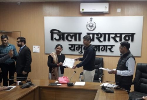 Deputy Commissioner distributed certificates to Vijay Zilla Parishad members