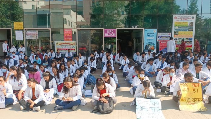 MBBS student protested outside OPD for three hours