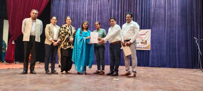 Rashtriya Swayamsevak Sonia Devi honored with District Best Youth Award