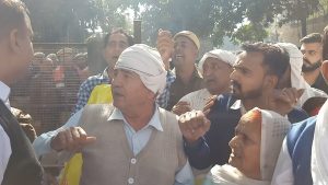 Villagers of 5 villages demonstrated in the district secretariat to protest against the consolidation