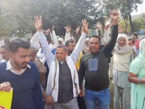 Villagers of 5 villages demonstrated in the district secretariat to protest against the consolidation