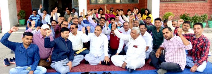 CR Dharna of teachers and employees of Polytechnic continues for the second day