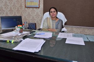 Panipat News/Chief Minister awarded BDPO Ritu Lathar