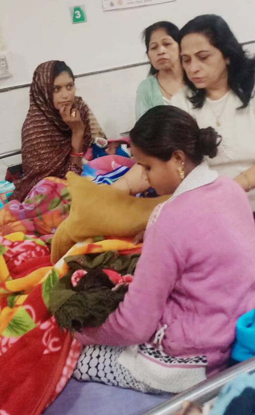 Panipat News/Riddhi Siddhi Jan Jagran Manch distributed warm clothes for newborns in the hospital