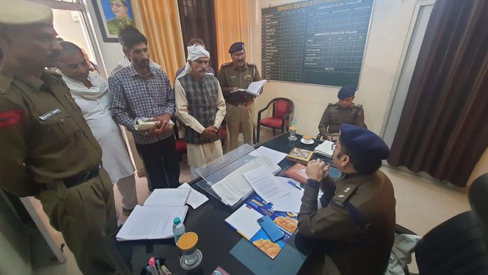 Superintendent of Police Vikrant Bhushan heard the complaints of people in Mahendragarh police station