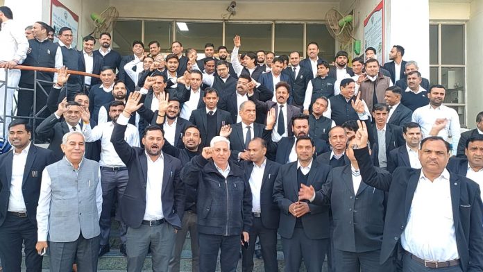Panipat News/Lawyers suspend work expressing anger against police administration